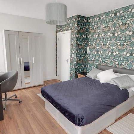 Place To Stay In Longbridge Barking  Exteriör bild