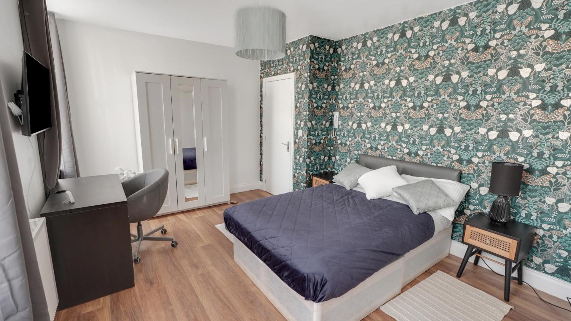 Place To Stay In Longbridge Barking  Exteriör bild