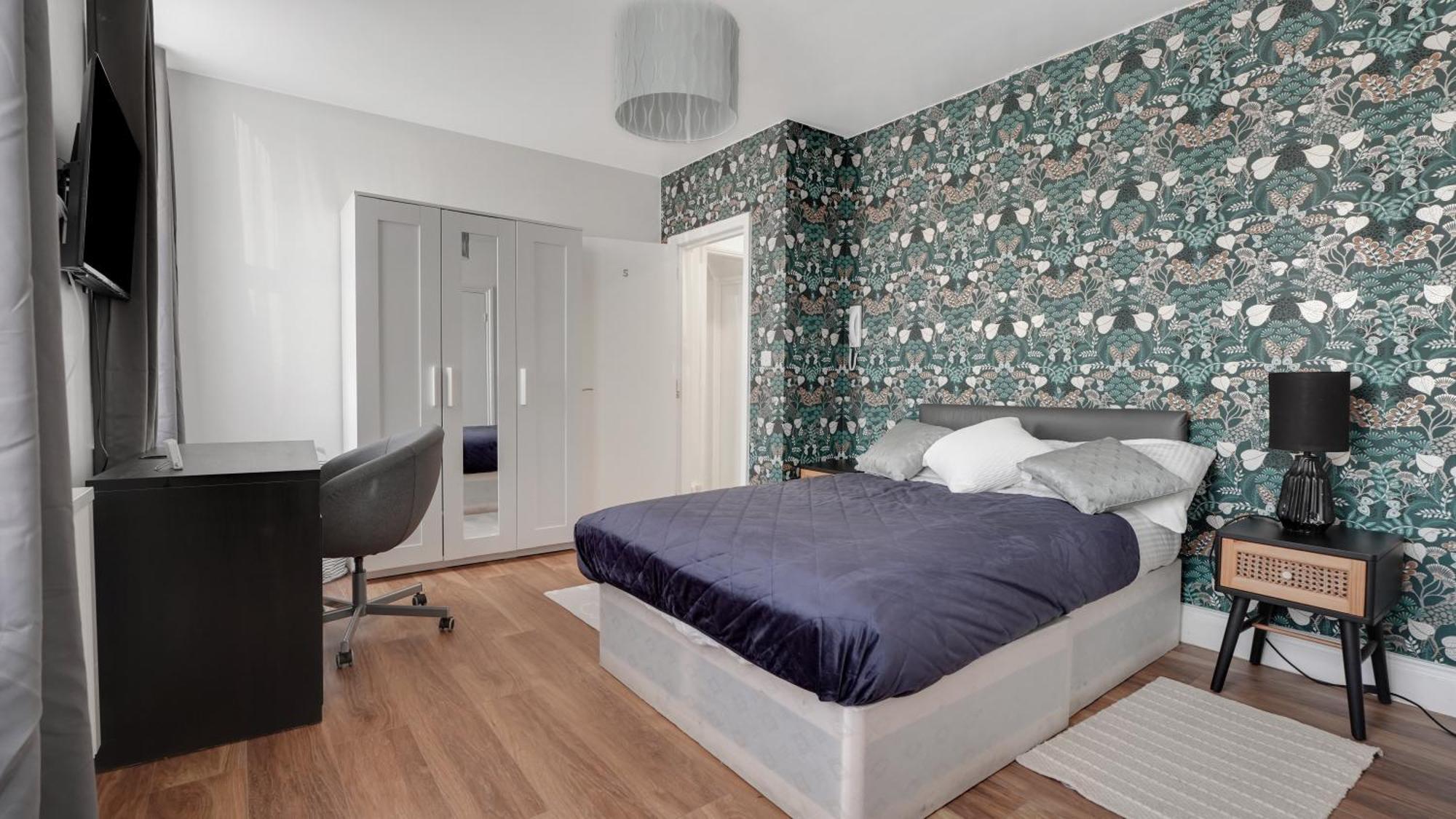 Place To Stay In Longbridge Barking  Exteriör bild
