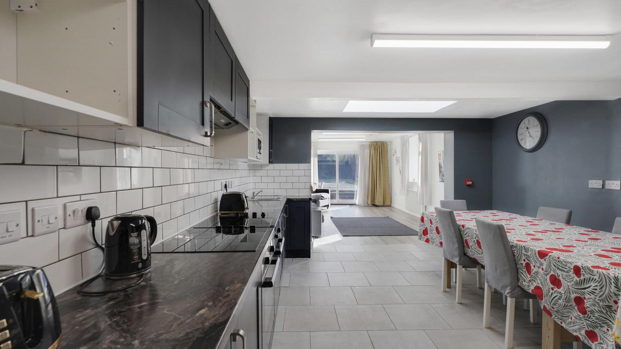 Place To Stay In Longbridge Barking  Exteriör bild